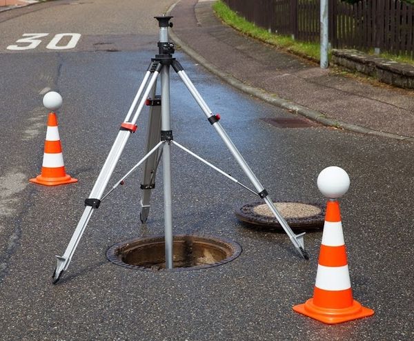 Kanalschachtstativ, Tiefe von ca. 4m ab Stativfuß möglich