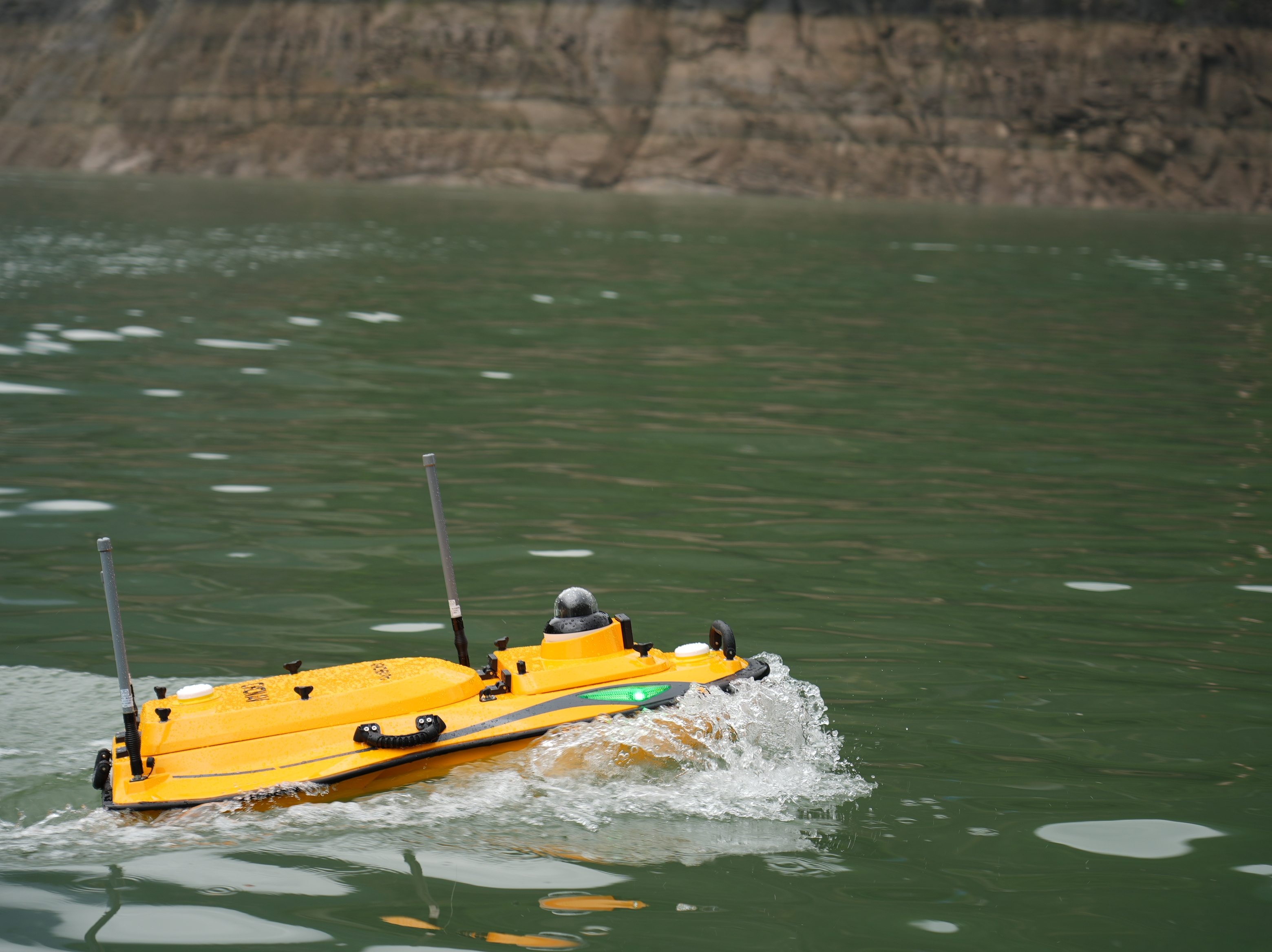 Apache 4 Pro – Professionelles Vermessungsboot (USV) für Bathymetrie &amp; Hydrologie